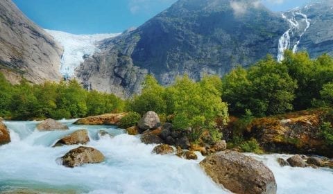 El glaciar Briksdal, brazo del glaciar Jostedal, suspendido de una montaña, agua dulce que pasa en un torrente, Olden, Noruega