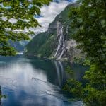 Den utrolige Geirangerfjorden og de Syv Søstre fossen, omringet av vakker grønn natur