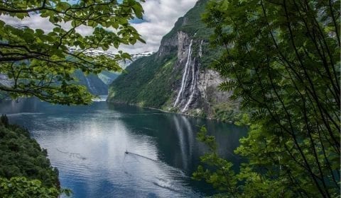 El impresionante fiordo de Geiranger y la cascada de las Siete Hermanas, rodeada de una hermosa naturaleza verde