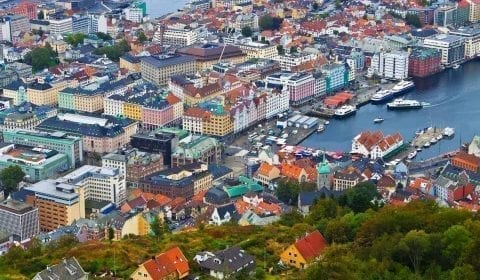 Uitzicht vanaf Mount Fløyen over de kleurrijke gebouwen in het centrum van Bergen, Noorwegen