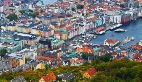 Vista dal monte Fløyen verso le case colorate nel centro città di Bergen, Norvegia