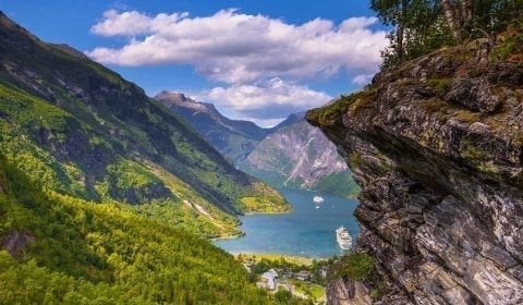 Spektakulær utsikt fra Flydalsjuvet over UNESCOs Geirangerfjord i Geiranger, Norge