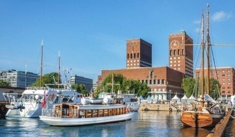 El ayuntamiento con sus dos torres junto al puerto de Oslo, Noruega