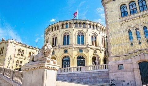 Statua di un leone davanti al palazzo di Stortinget a Oslo, Norvegia