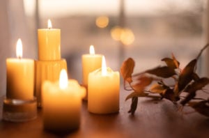 Koselig setting with candles and fall foliage