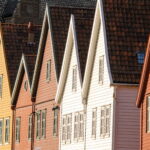 El frente de la casa de Bryggen en Bergen, Noruega.